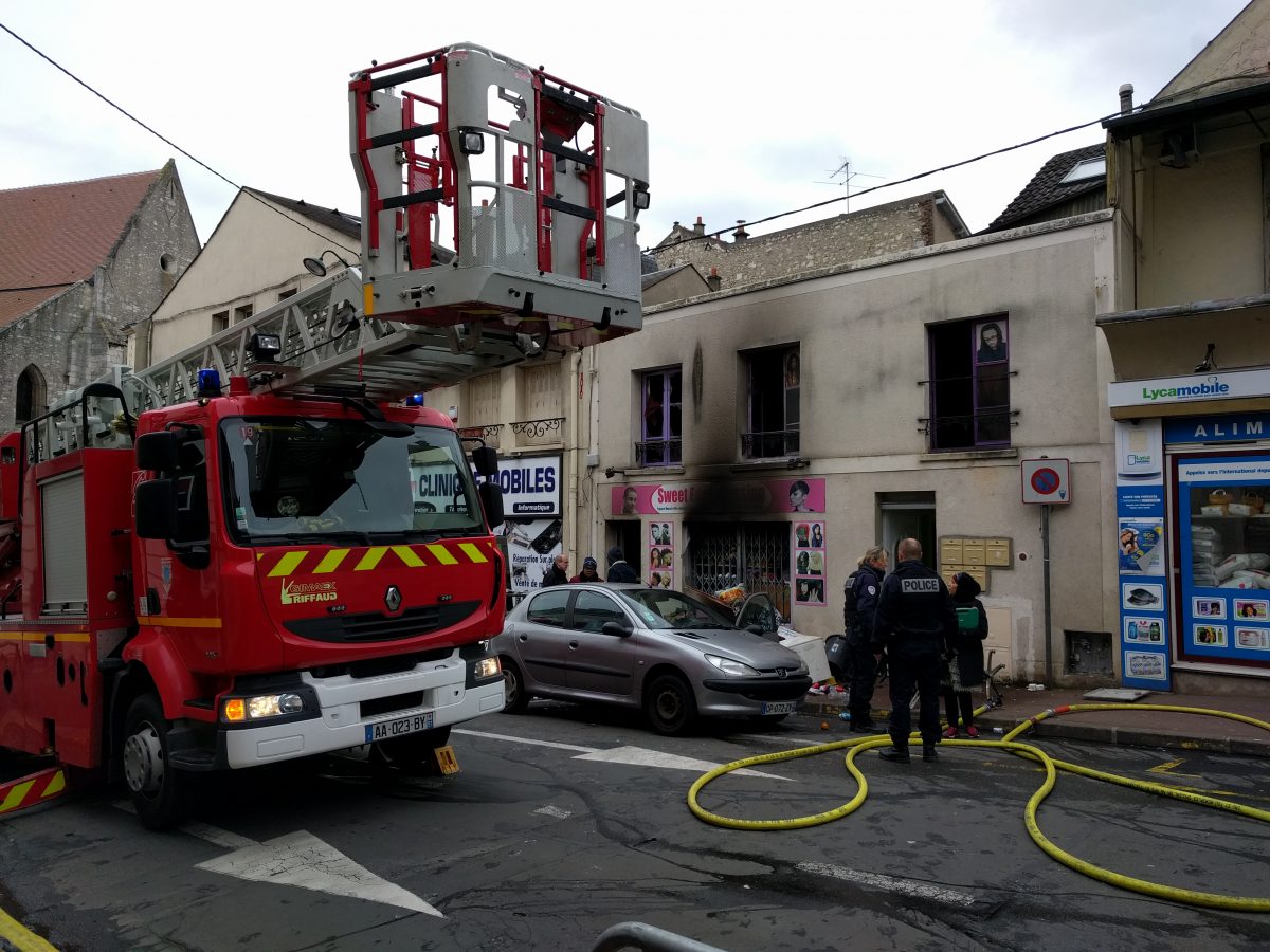 Essonne Incendie Dans Un Salon De Coiffure A Etampes