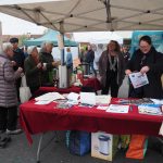 Le stand de la mairie propose de quoi se restaurer et des goodies en soutien des commerçants locaux