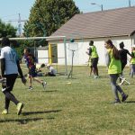 Munis d’un tuyau en guise de balai magique, les adolescents ont apprécié s’initier au quidditch.