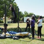 A l’atelier de street-work out, les jeunes participants réalisent des tractions.