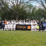 Les équipes féminines U13 et U15 au complet pour la remise de maillots par Orange.