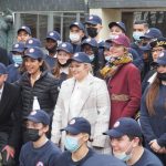 Tout le monde a porté une casquette du SNU pour la photographie en compagnie de Sarah El Haïry.