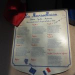 La plaque avec l’intégralité des paroles de la Marseillaise est installée sous le préau entre les deux classes.