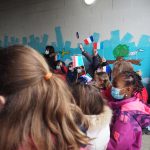 Les enfants ont chacun colorié un drapeau français pour l’inauguration de la plaque de la Marseillaise.