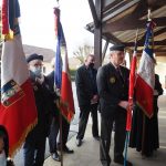 Les enfants ont chanté aux côtés des porte-drapeaux locaux.