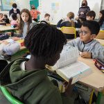 Par groupe, ils ont cherché les mots dans les dictionnaires junior.