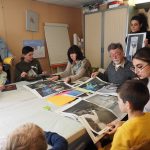 Le groupe du CME et des seniors botignacois en atelier collage à la salle Saint-Roch.